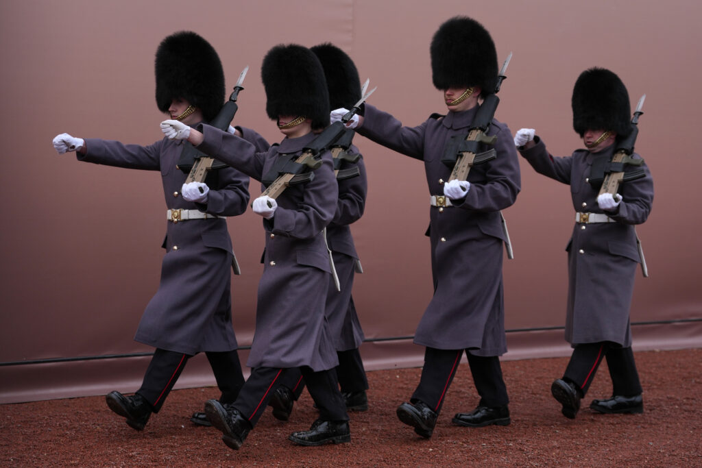 Soldiers exercise at Buckingham Palace in London